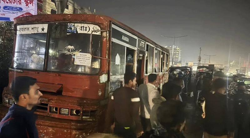 রাজধানীতে বাসে আগুন দিতে গিয়ে, স্থানীয় জনতার হাতে আটক যুবক
