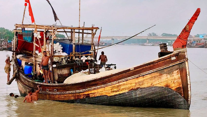 পটুয়াখালী ট্রলার বিকল হয়ে ৫ দিন ভেসে থাকা ১৮ জেলেকে উদ্ধার