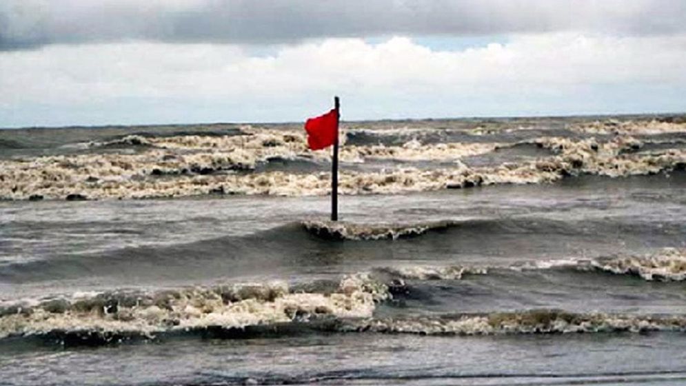 সাগরে নিম্নচাপ, সমুদ্রবন্দরে ৩ নম্বর সতর্কসংকেত