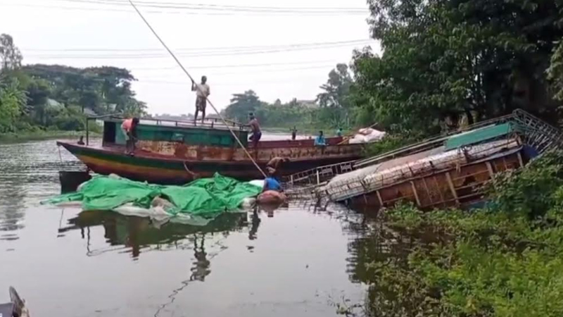 দেড় কোটি টাকার পণ্য নিয়ে তিতাস নদীতে নৌকা ডুবি