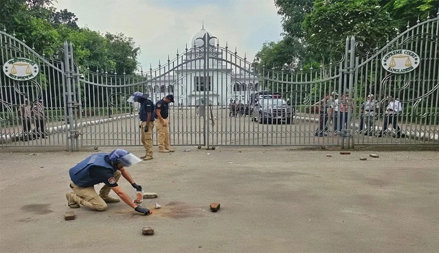 সুপ্রিম কোর্টের প্রধান ফটকের সামনে ককটেল বিস্ফোরণ