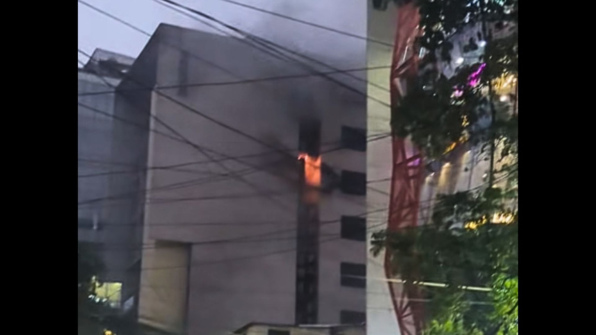 রাজধানীর বনানীতে একটি বহুতল ভবনে আগুন