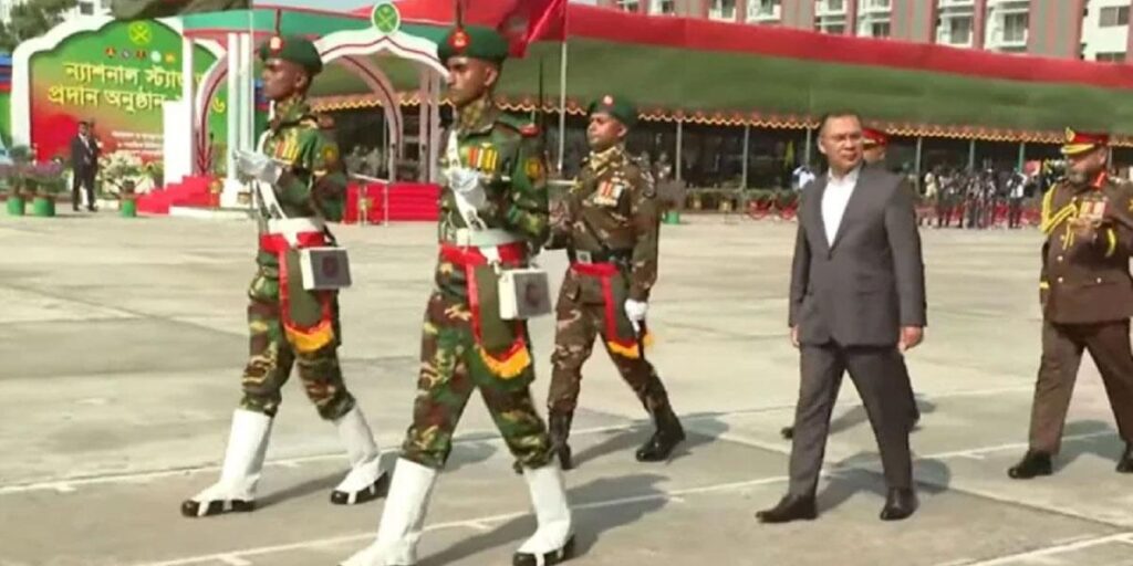 সেনাবাহিনীর সাতটি ইউনিটের কাছে জাতীয় পতাকা তুলে দিয়েছেন প্রধানমন্ত্রী