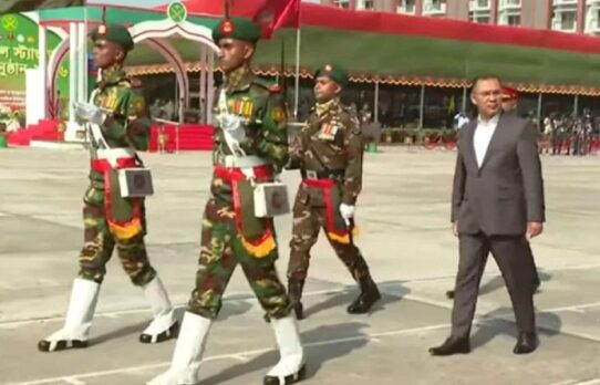 সেনাবাহিনীর সাতটি ইউনিটের কাছে জাতীয় পতাকা তুলে দিয়েছেন প্রধানমন্ত্রী