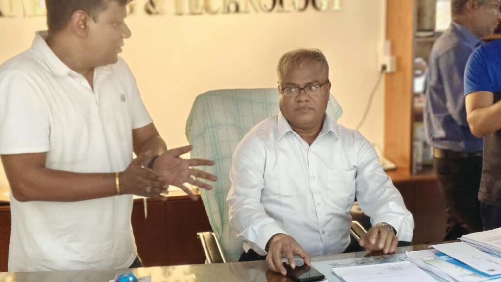 তালা ভেঙে ২১ দিন পর ক্যাম্পাসে প্রবেশ করেছেন চুয়েট উপাচার্য
