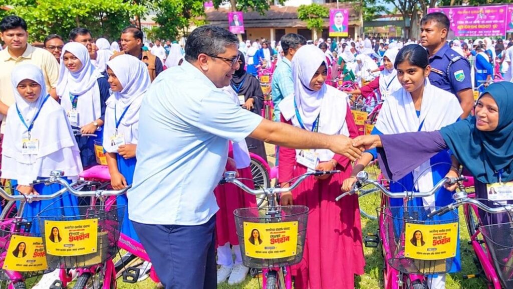 জাইমা রহমানের জন্মদিন উপলক্ষে ৫৪৮ ছাত্রীর হাতে বাইসাইকেল দিলেন স্থানীয় সরকার প্রতিমন্ত্রী