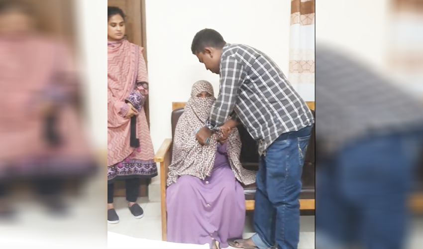 আদালতের নির্দেশনায় মায়ের দায়িত্ব নিলেন সেই গ্রাম পুলিশ
