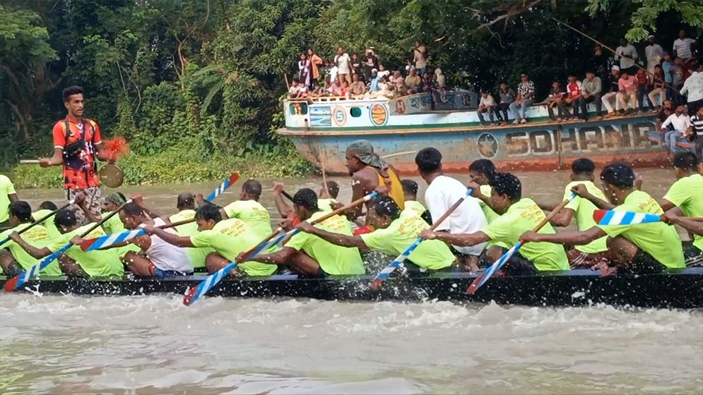 মাদারীপুর নদে ঐতিহ্যবাহী নৌকাবাইচকে ঘিরে উৎসবের আমেজ