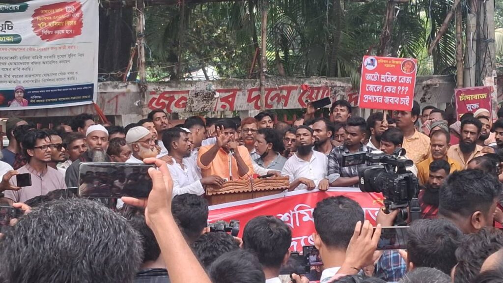 ৪ দফা দাবিতে জাতীয় প্রেস ক্লাবের সামনে সমাবেশ অটোরিকশার চালকদের