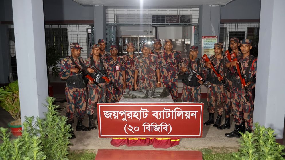 বিজিবির অভিযানে নদী থেকে ৮৫ কেজির কষ্টিপাথরের মূর্তি উদ্ধার