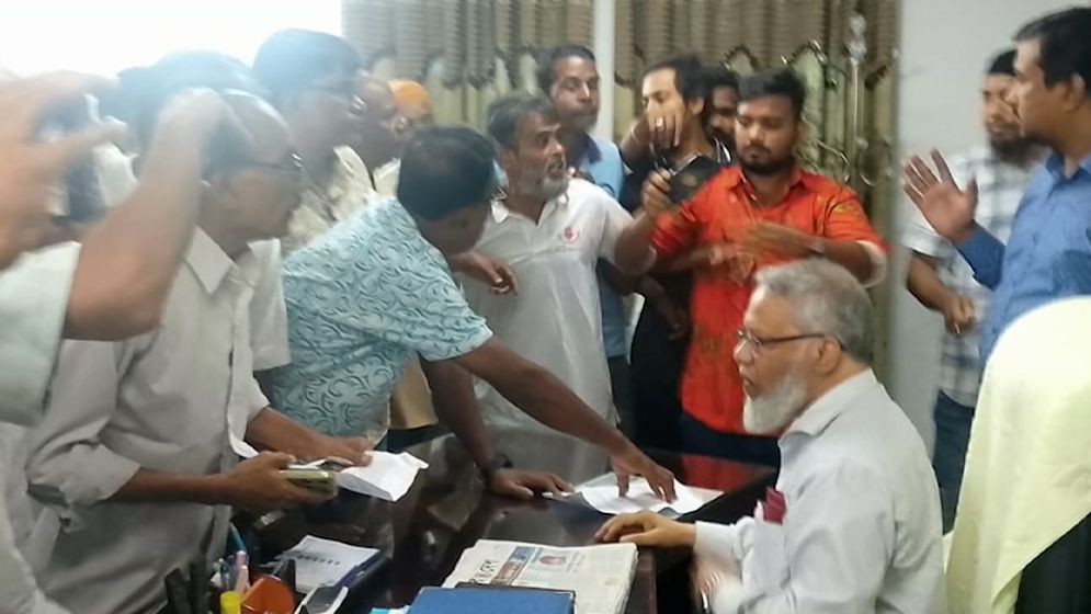 ভিসিকে জোর করে পদত্যাগপত্রে স্বাক্ষর করানোর অভিযোগে একজন গ্রেফতার