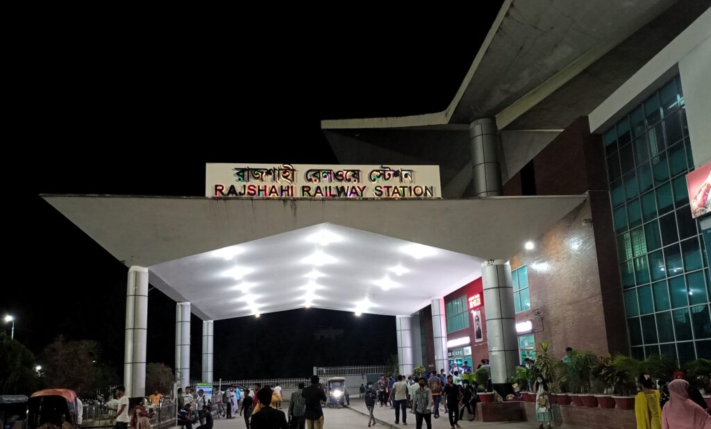 দুই যাত্রীর টাকা ছিনতাইয়ের অভিযোগ আরএনবির সিপাহির বিরুদ্ধে