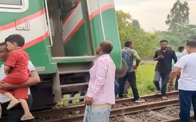 টাঙ্গাইলে ট্রেন লাইনচ্যুত, দুর্ভোগে পড়েছেন ট্রেনের যাত্রীরা