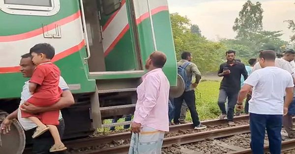 টাঙ্গাইলে ট্রেন লাইনচ্যুত, দুর্ভোগে পড়েছেন ট্রেনের যাত্রীরা