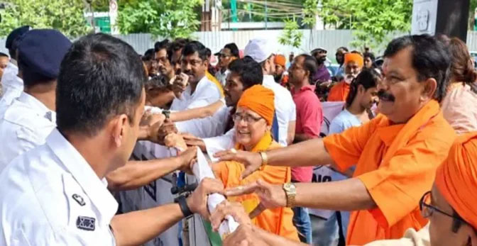 কলকাতায় বাংলাদেশ মিশন ঘেরাওয়ের চেষ্টা করেছে বিক্ষোভকারীরা