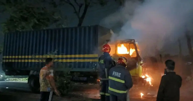 চট্টগ্রাম বন্দরে দীর্ঘ দিন পড়ে থাকা বিপজ্জনক রাসায়নিক সরানোর পথে গাড়িতে আগুন