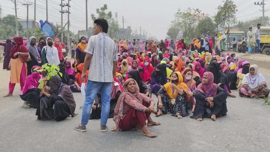 বকেয়া বেতনের দাবিতে ঢাকা-ময়মনসিংহ মহাসড়ক অবরোধ