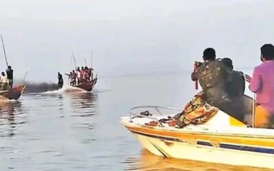 ইলিশ শিকারের চলমান অভিযানে সংসদ সদস্যের বহনকারী স্পীড বোটে জেলেদের হামলা