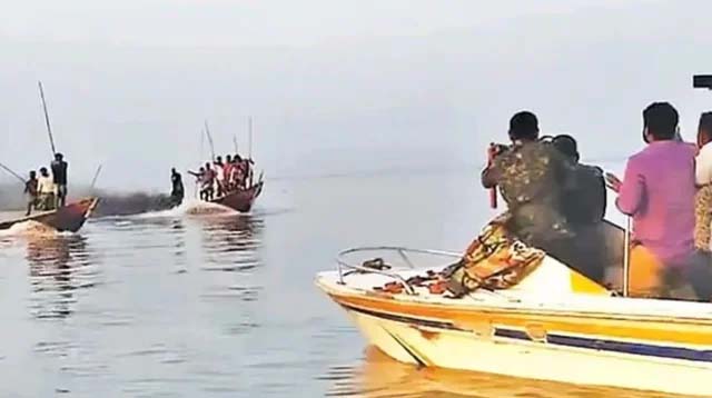 ইলিশ শিকারের চলমান অভিযানে সংসদ সদস্যের বহনকারী স্পীড বোটে জেলেদের হামলা