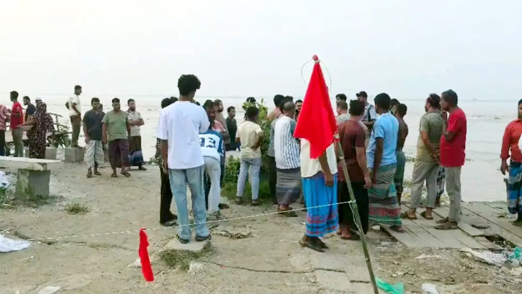 শরীয়তপুরে পদ্মার বাঁধে ফাটল, ২০ মিটার নদীগর্ভে বিলীন