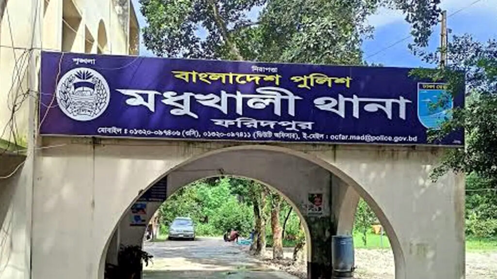ফরিদপুরে বাস-অ্যাম্বুলেন্স সংঘর্ষে ৩ জন নিহত