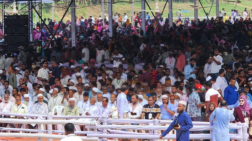 প্রধানমন্ত্রীকে একনজর দেখতে ফেনীর নেতাকর্মী ও সাধারণ মানুষের ঢল