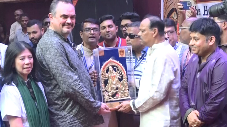 নারায়ণগঞ্জের পূজামণ্ডপ পরিদর্শন করেছেন মার্কিন রাষ্ট্রদূত