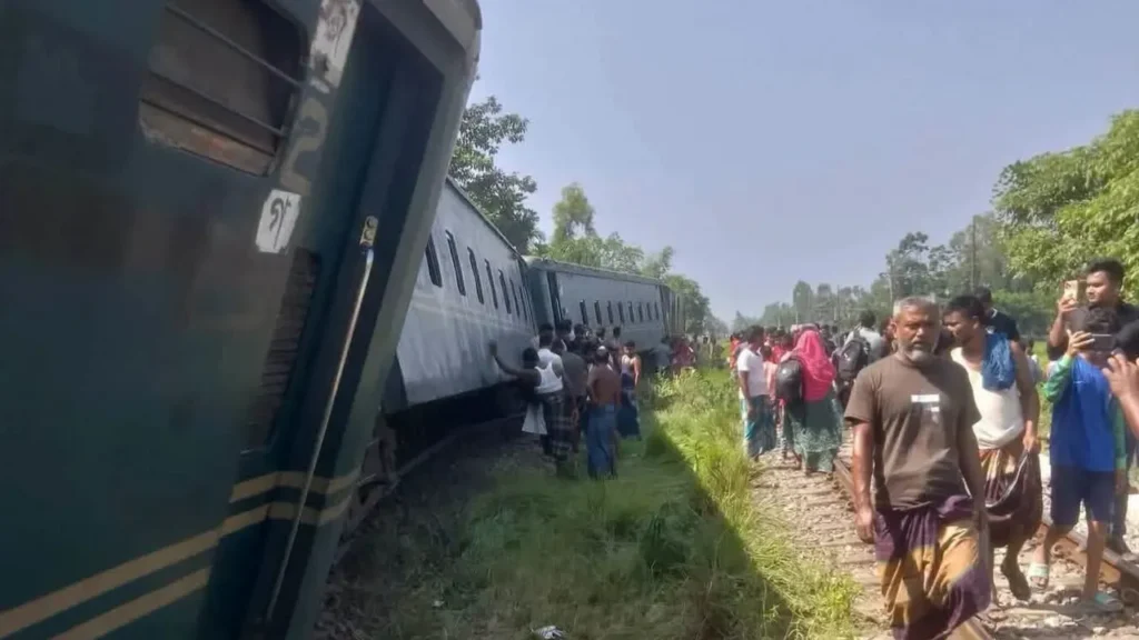 কর্ণফুলী কমিউটার লাইনচ্যুত, চট্টগ্রাম-ঢাকা রেল যোগাযোগ বন্ধ