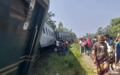 কর্ণফুলী কমিউটার লাইনচ্যুত, চট্টগ্রাম-ঢাকা রেল যোগাযোগ বন্ধ