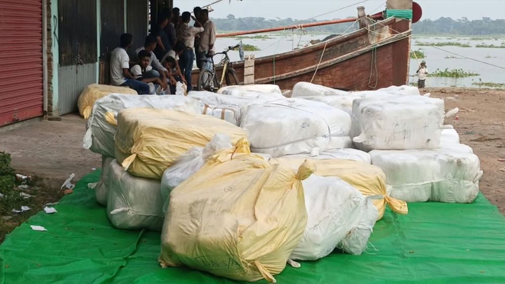 কোষ্টগার্ডের অভিযানে বিপুল পরিমাণ ভারতীয় কাপড়বাহী ট্রলার জব্দ