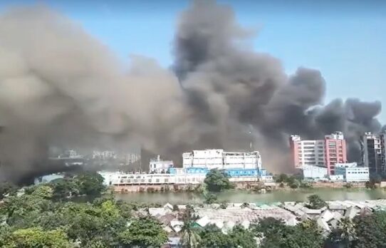 টঙ্গীর চেরাগআলীতে ওষুধ কারখানায় আগুন; নিয়ন্ত্রণে কাজ করছে ফায়ার সার্ভিস