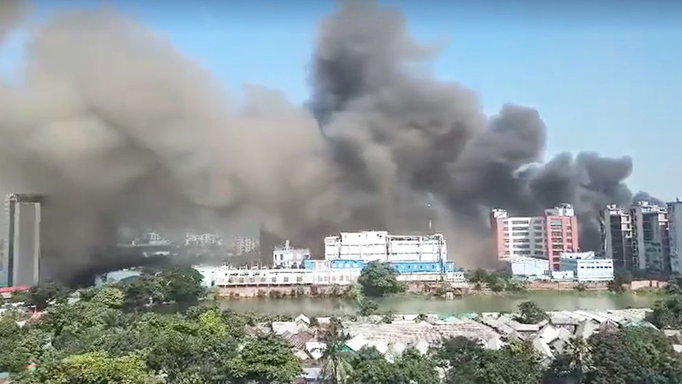 টঙ্গীর চেরাগআলীতে ওষুধ কারখানায় আগুন; নিয়ন্ত্রণে কাজ করছে ফায়ার সার্ভিস