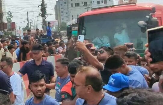 প্রধানমন্ত্রীকে বহনকারী বাস ফেনী পৌঁছেছেন