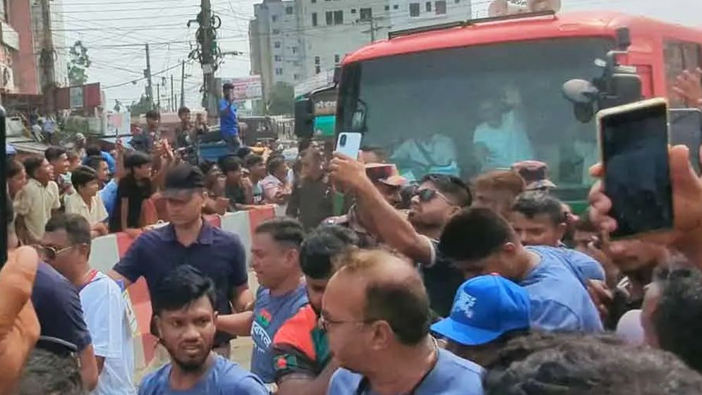 প্রধানমন্ত্রীকে বহনকারী বাস ফেনী পৌঁছেছেন
