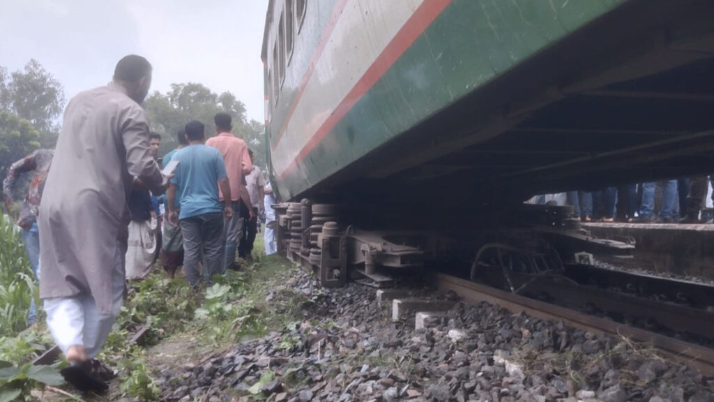 প্রায় ছয় ঘণ্টা পর ঢাকার সঙ্গে উত্তরবঙ্গের রেল যোগাযোগ স্বাভাবিক
