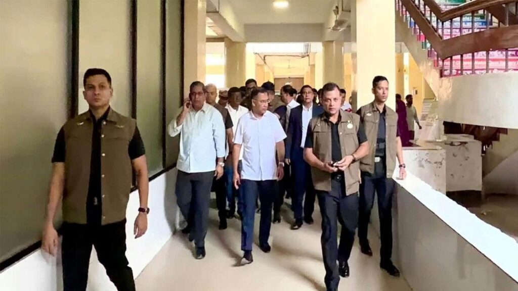 শিশু হাসপাতালে প্রধানমন্ত্রী, কক্ষে ধূমপান করতে দেখেই চিকিৎসককে বরখাস্তের নির্দেশ